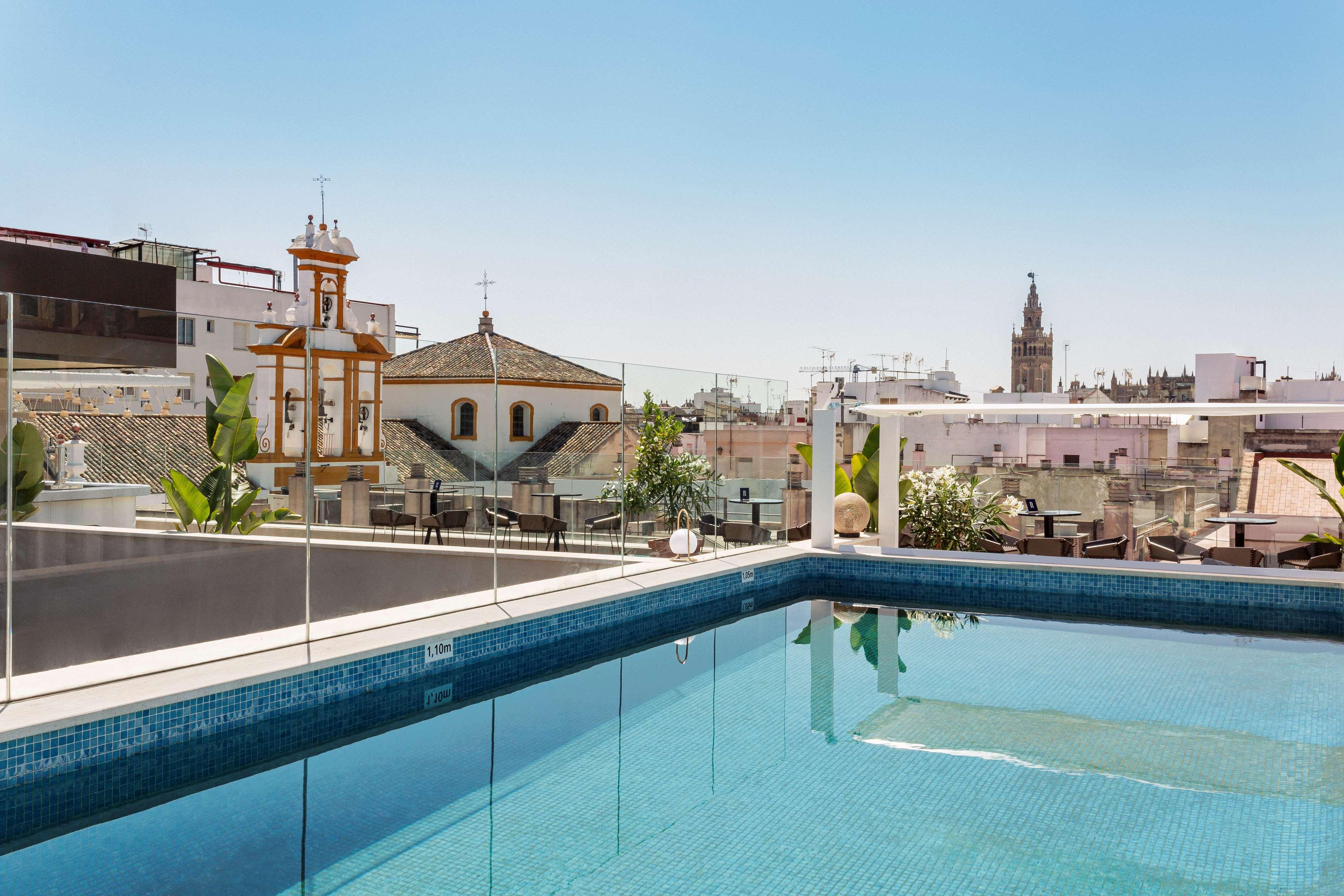 Radisson Collection Hotel, Magdalena Plaza Sevilla Экстерьер фото Rooftop pool at Hotel Casa 1800