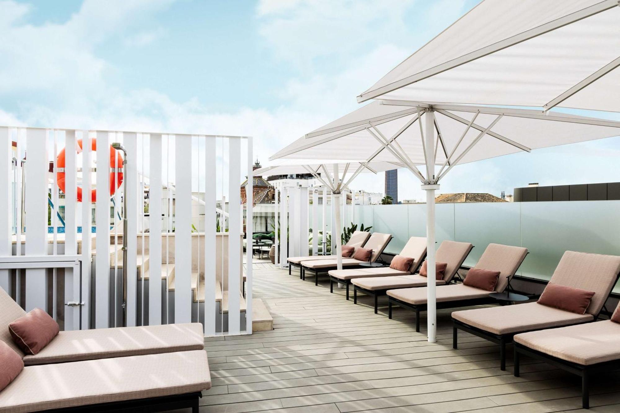 Radisson Collection Hotel, Magdalena Plaza Sevilla Экстерьер фото The rooftop pool at the hotel